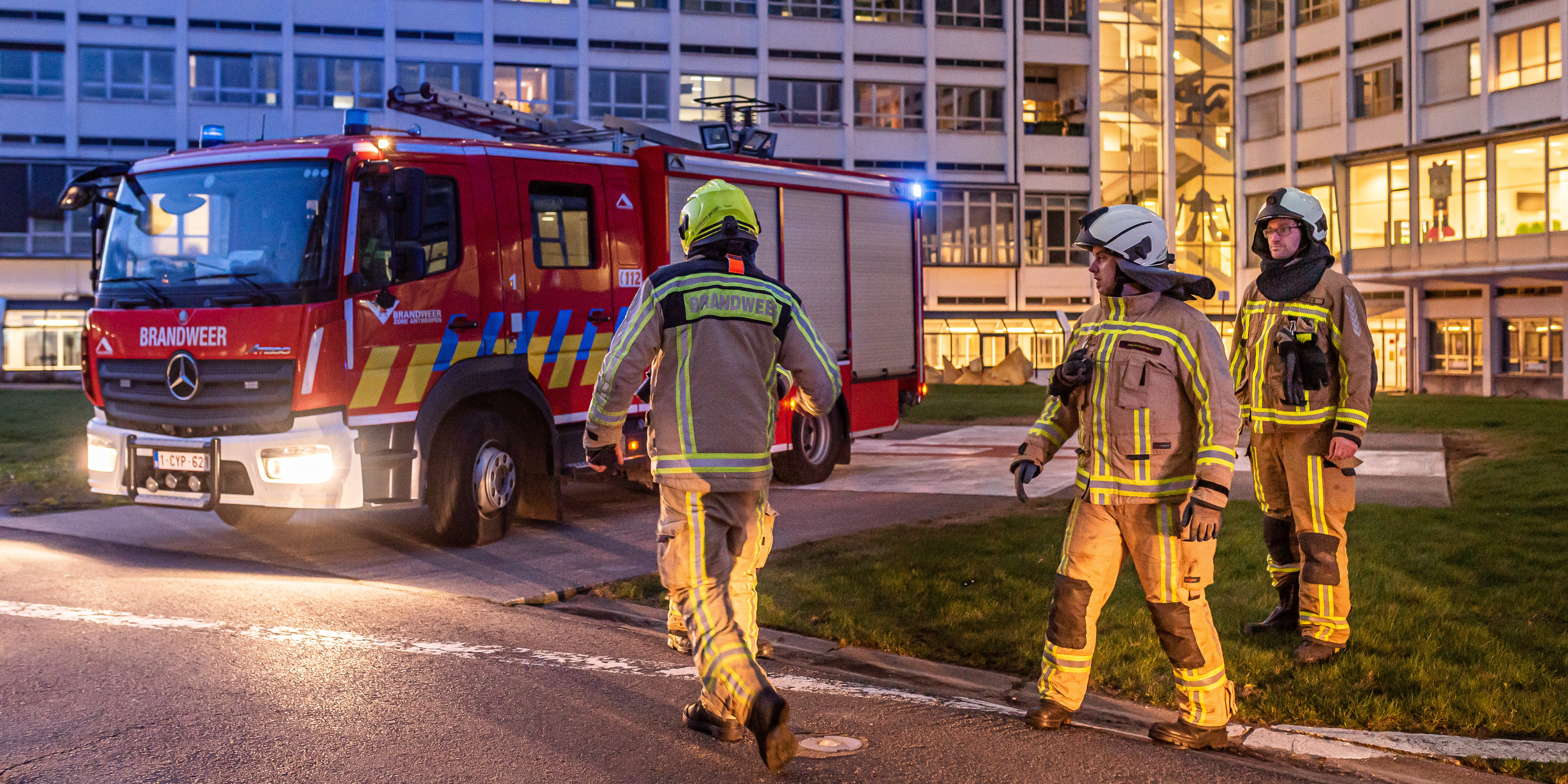 Brandweermensen bij wagen Brandweermensen bij wagen